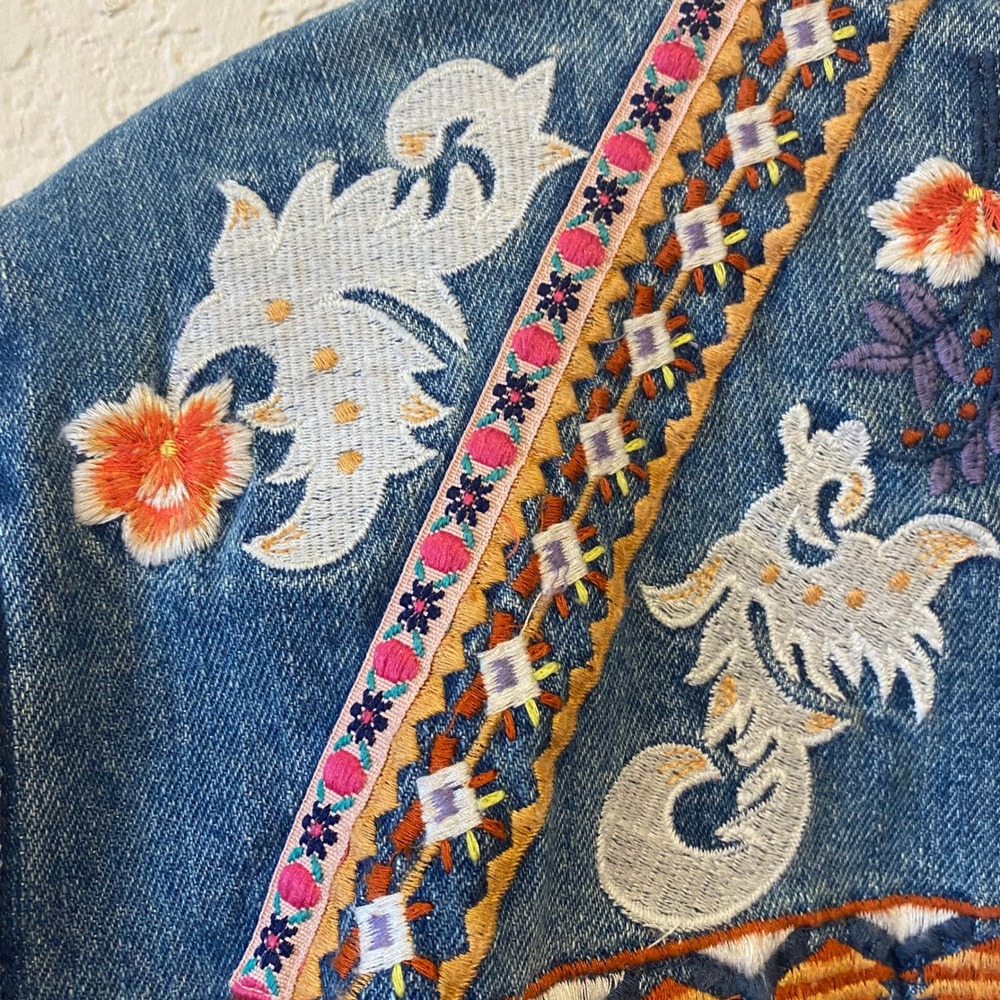 Chico's Denim Jacket Size 2 Large Embroidered Blue‎ Boho Western Open Festival - Picture 5 of 9